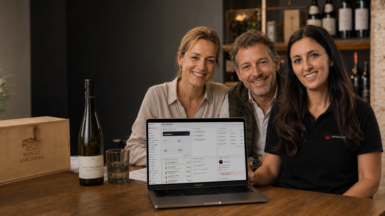 Winzer mit WineBase-Shop am Tablet im Weingarten